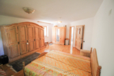 Schlafzimmer - Familienfreundliches Einfamilienhaus in ruhiger Lage mit eingewachsenem Garten und Ausbaureserve