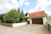 Zufahrt mit Garage - Familienfreundliches Einfamilienhaus in ruhiger Lage mit eingewachsenem Garten und Ausbaureserve