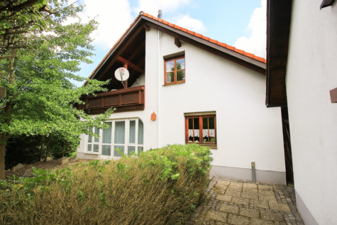 Familienfreundliches Einfamilienhaus in ruhiger Lage mit eingewachsenem Garten und Ausbaureserve, 84061 Ergoldsbach, Einfamilienhaus