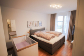 Elternschlafzimmer - Innenstadtnah | Hochwertige 3-Zi.-EG-Wohnung mit Gartenanteil & überdachter Terrasse | 2 TG-Plätze