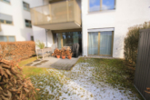 Terrasse - Innenstadtnah | Hochwertige 3-Zi.-EG-Wohnung mit Gartenanteil & überdachter Terrasse | 2 TG-Plätze