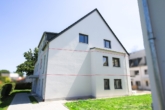Hausansicht West - Moderne 3-Zimmer-Neubauwohnung mit Balkon, gehobener Ausstattung, Lift und zwei Tiefgaragenplätzen