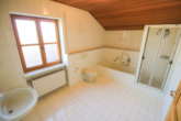 Bad mit Dusche und Wanne OG - Ihr neues Zuhause: Einfamilienhaus mit großem Grundstück und vielseitigen Möglichkeiten