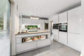 Küche - Durchdacht bis ins Detail: familienfreundlich geplant, hochwertige Ausstattung, viel Platz zum Leben