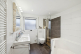 Badezimmer - Modernisiertes Reihenmittelhaus mit Familiengrundriss in ruhiger Lage – Einziehen und wohlfühlen