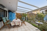 Überdachte Terrasse - Modernisiertes Reihenmittelhaus mit Familiengrundriss in ruhiger Lage – Einziehen und wohlfühlen