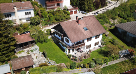 Großzügiges Haus mit Einliegerwohnung in Buch am Erlbach: Traumgarten und Weitblick inklusive, 84172 Buch am Erlbach, Einfamilienhaus