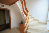 Treppenhaus - Geräumiges Zweifamilienhaus in ruhiger Lage – Lichtdurchflutet, naturnah und voller Möglichkeiten