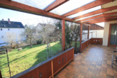 Terrasse - Geräumiges Zweifamilienhaus in ruhiger Lage – Lichtdurchflutet, naturnah und voller Möglichkeiten