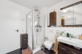 Badezimmer - Moderne 4-Zi.-DG-Whg. mit barrierefreiem Zugang, Balkon und hochwertiger Ausstattung